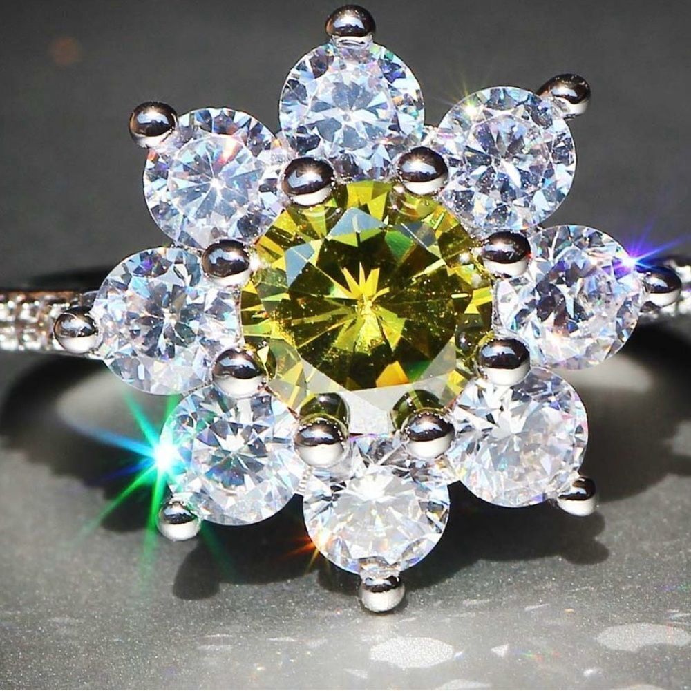 NEW GORGEOUS GREEN FLOWER BLING RING